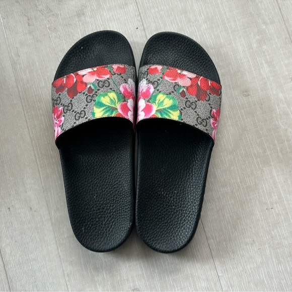 🔥- Gucci Slides Size 8 barely worn perfect condition - Picture 5 of 13